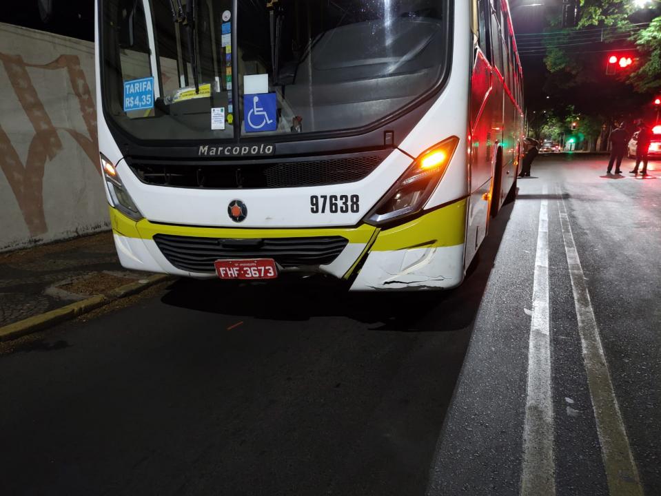 Foto 4 de 8 — Morre jovem em acidente entre ônibus e moto no centro de Araraquara